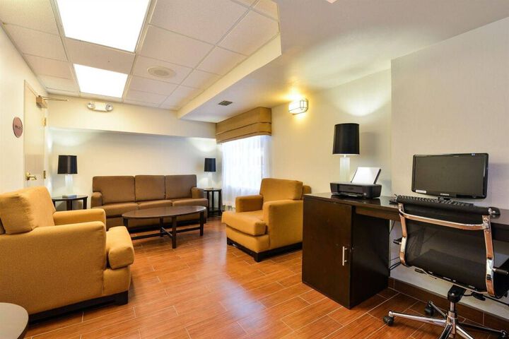SLEEP INN & SUITES RIVERFRONT