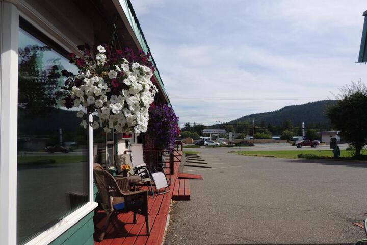 100 Mile Motel & RV Park