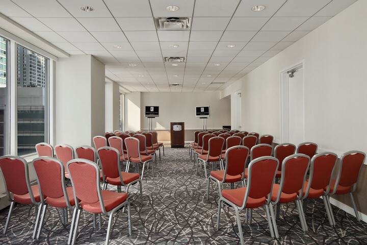Embassy Suites by Hilton Chicago Downtown Magnificent Mile