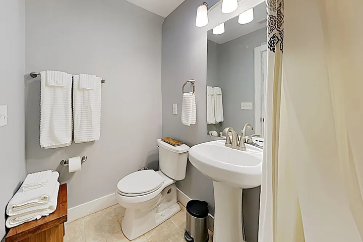 New Listing! New-build Near Downtown 5 Bedroom Home