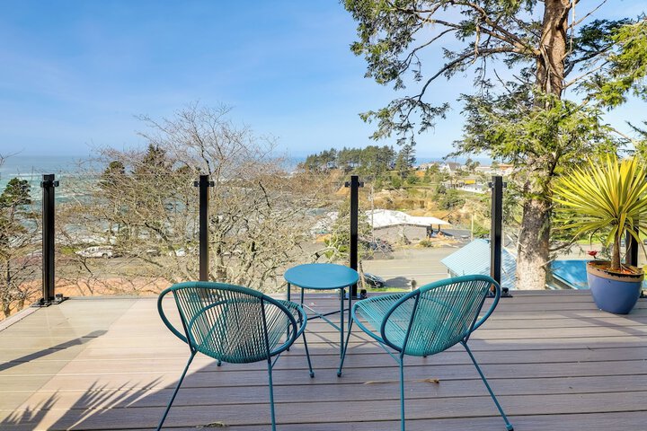 Scenic Depoe Bay Townhome w / Deck 1 Mi to Parks!