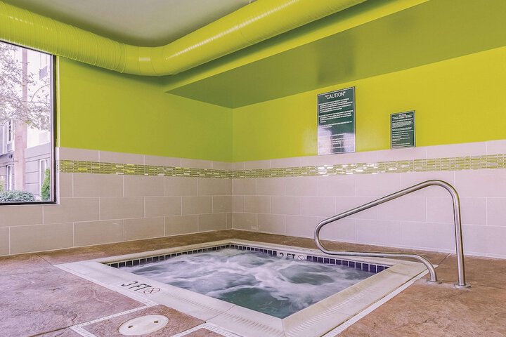 La Quinta Inn & Suites by Wyndham Cleveland Airport West