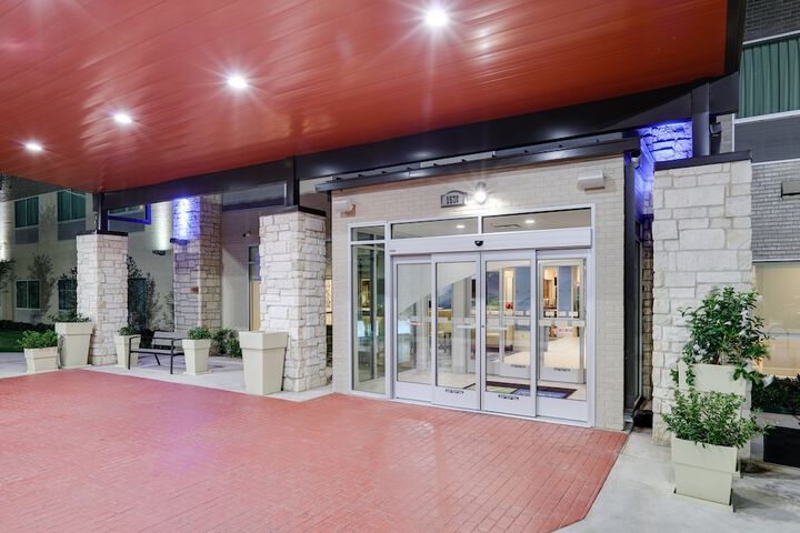 Holiday Inn Express & Suites Dallas NW - Farmers Branch by IHG