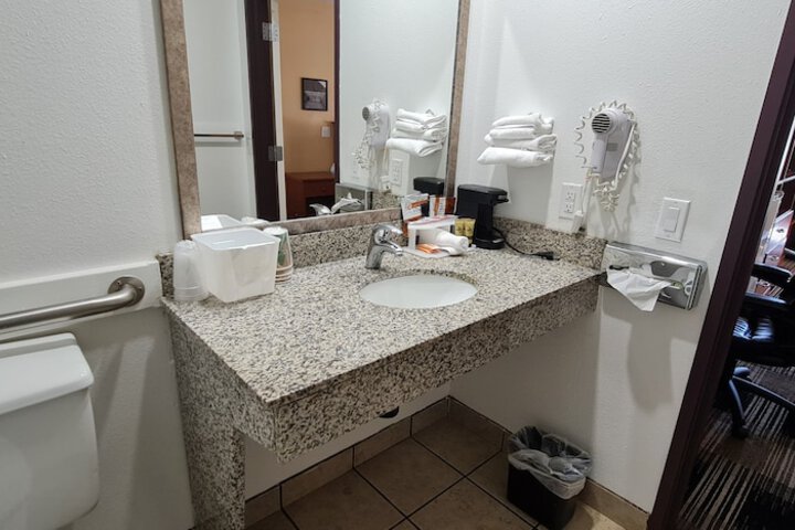 Oakridge Inn & Suites