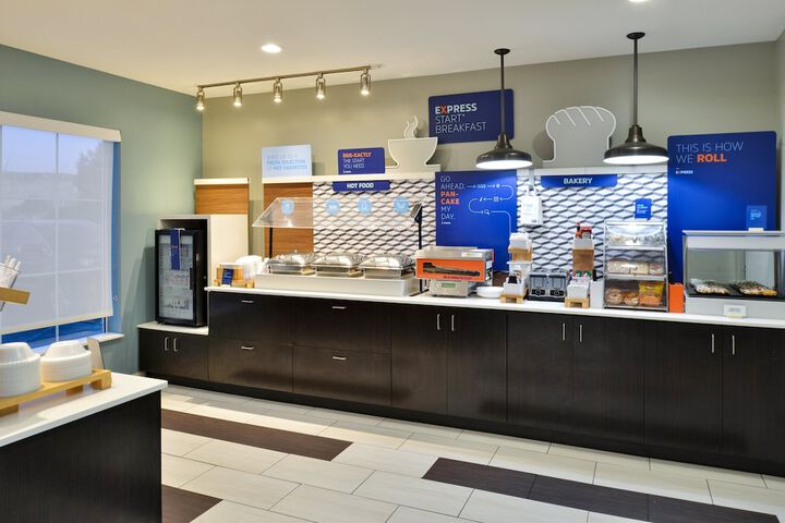 Holiday Inn Express Farmington - Bloomfield by IHG