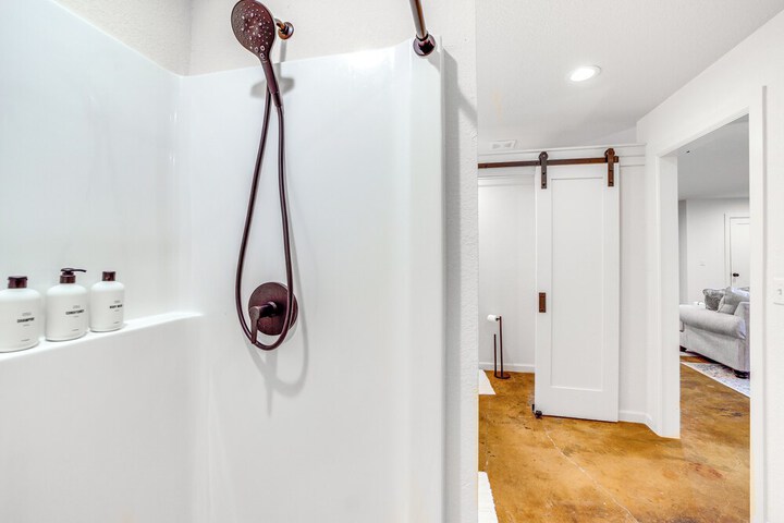 Central & Modern Studio w / Workspace in Owasso!