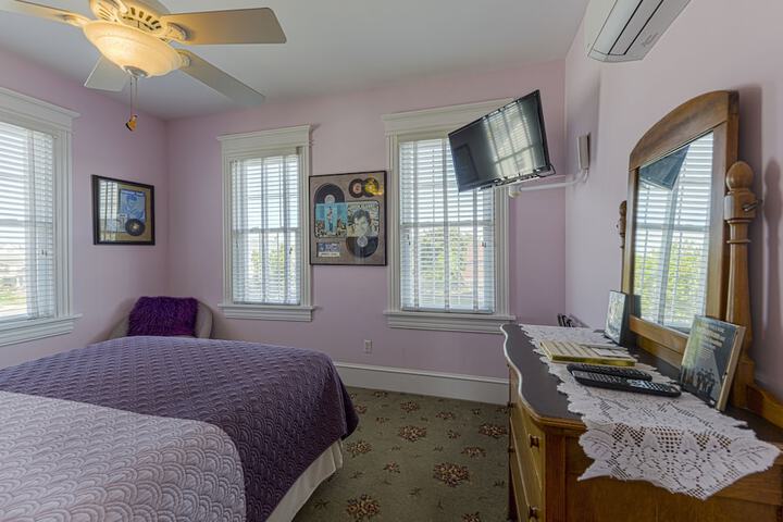 Room 16 of 77