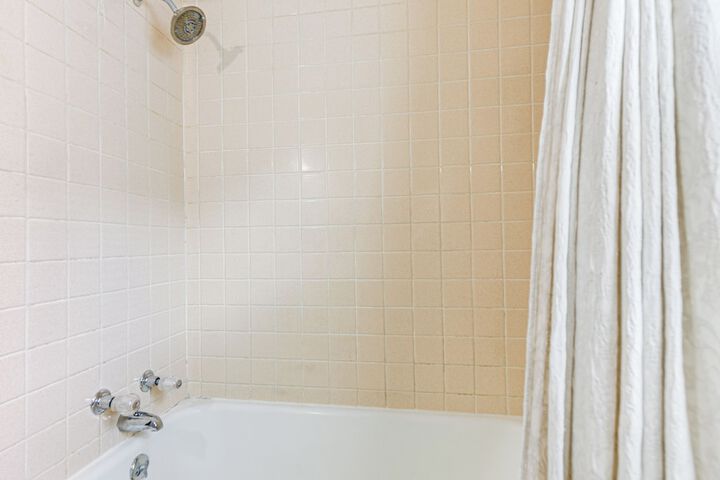 Apartment 1 Mi to Buffalo Botanical Gardens!