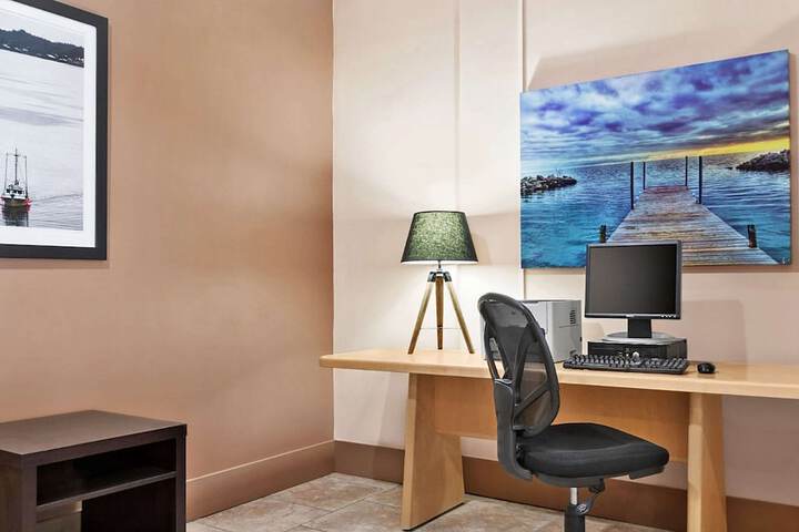 Business Center 17 of 19