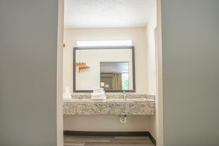 OYO hotel Greensboro east I 40