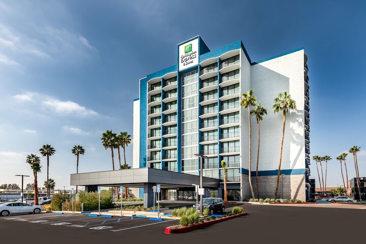 Holiday Inn Express & Suites Santa Ana - Orange County by IHG