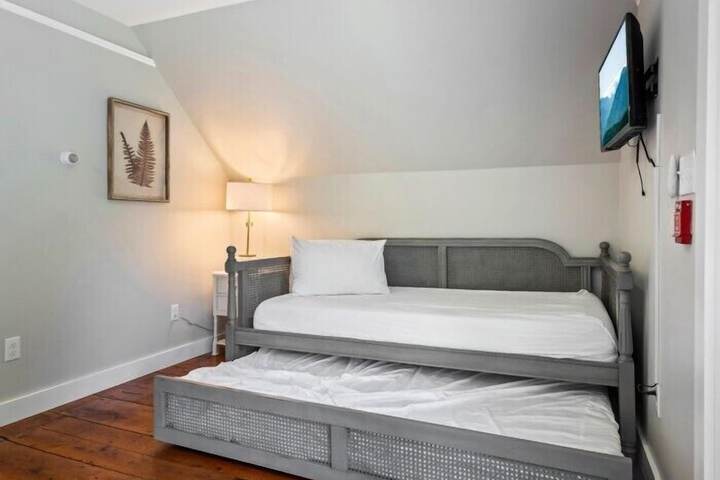 The Aurora Inn & Cottages