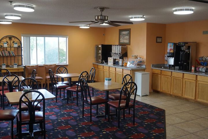 Econo Lodge Inn & Suites Pekin - Peoria Area