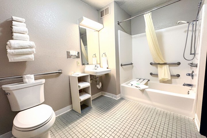 Room 28 of 34