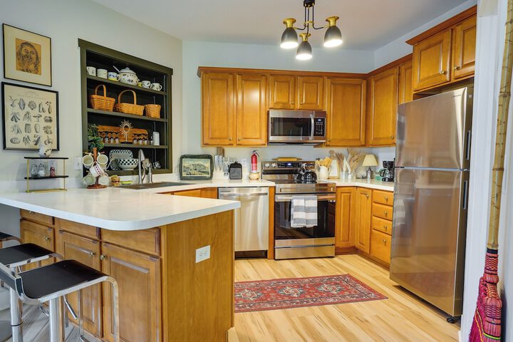Charming Granville Home w / Porch - Walk Downtown!
