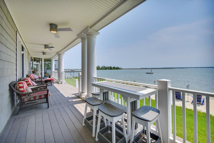Bayfront White Stone Escape w / Private Beach!