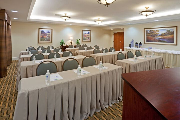 Holiday Inn Express & Suites Waxahachie by IHG