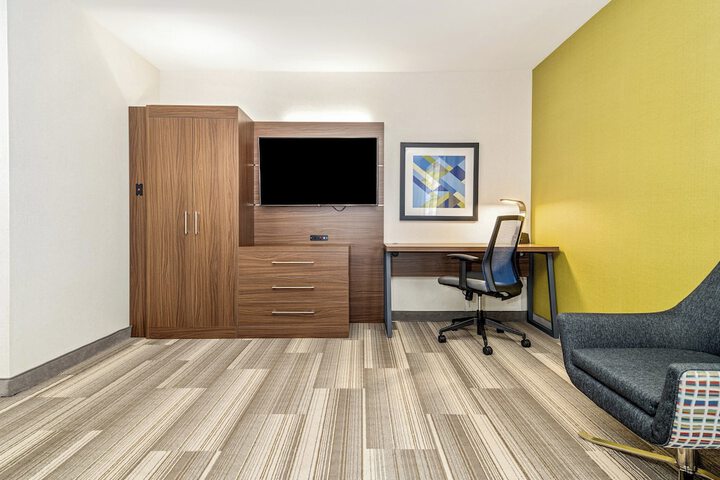 Room 32 of 348