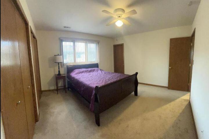 3BR-2BA Deluxe Apartment with Fireplace and Balcony