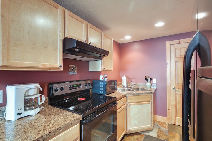 Lake View Champlain Home w / Hot Tub & Sauna!