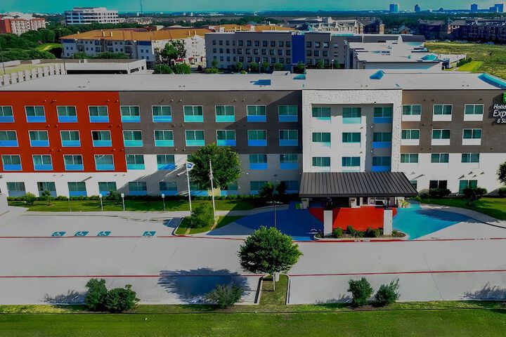 Holiday Inn Express & Suites Dallas NW - Farmers Branch by IHG