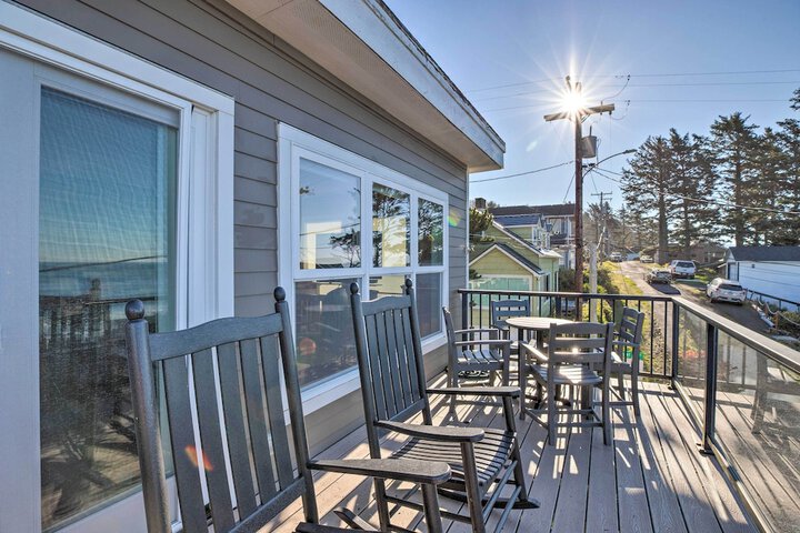 Exquisite Oceanside House w / Pacific Views & Deck!