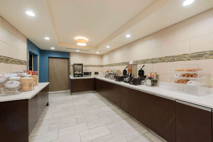 La Quinta Inn & Suites by Wyndham Columbus - Grove City