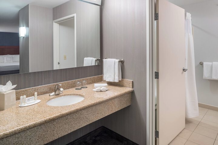 Courtyard by Marriott West Orange