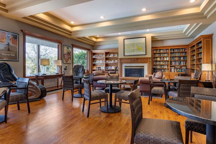 Lounge 46 of 46