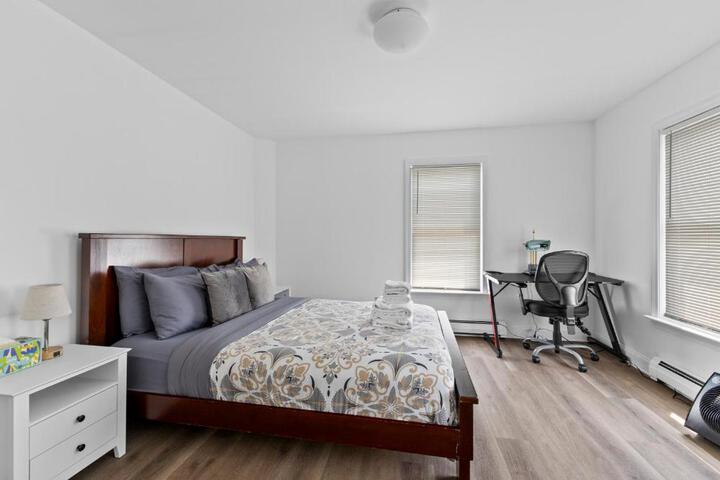 17-19Cozy & Spacious 6BR home in Malden with window AC and free parking