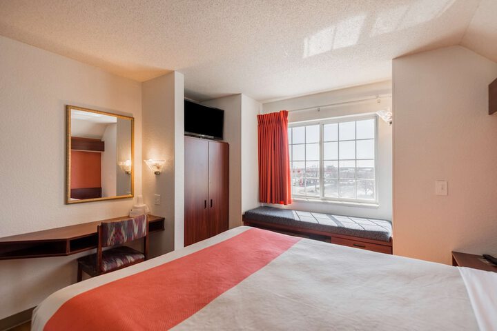 Room 32 of 38