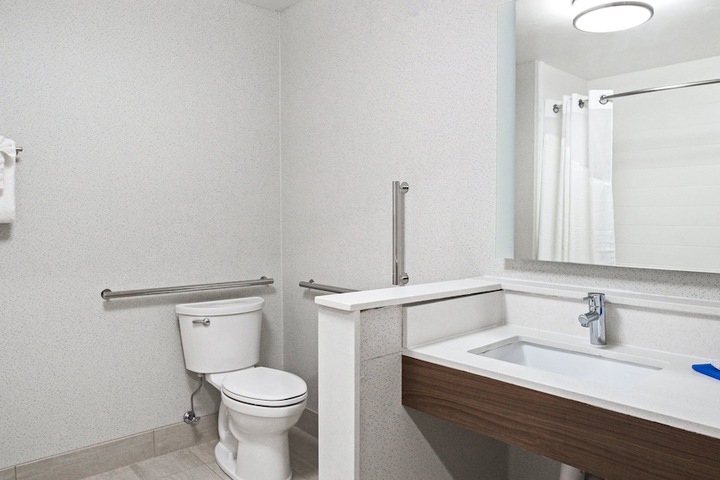 Holiday Inn Express & Suites Racine by IHG