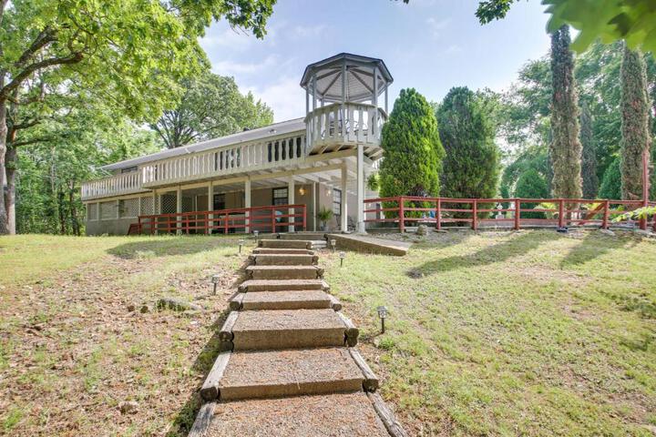 Private Pool: Lakefront Home in Hot Springs!