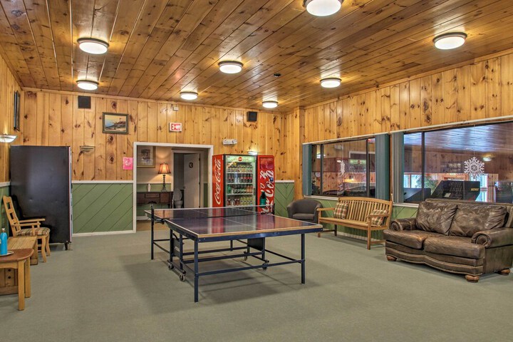 Bartlett Townhome w / Balcony: 1 Mi to Ski Resort!