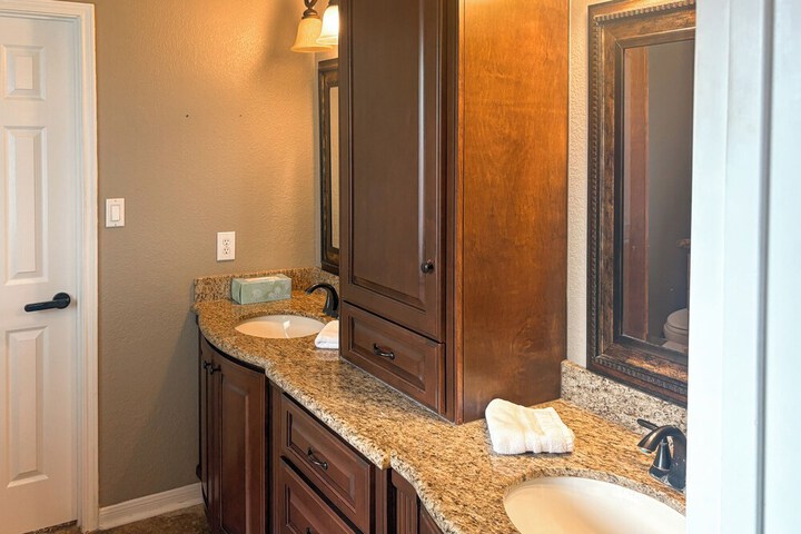 Luxe Home 30 Miles to Houston w / Pool & Grill