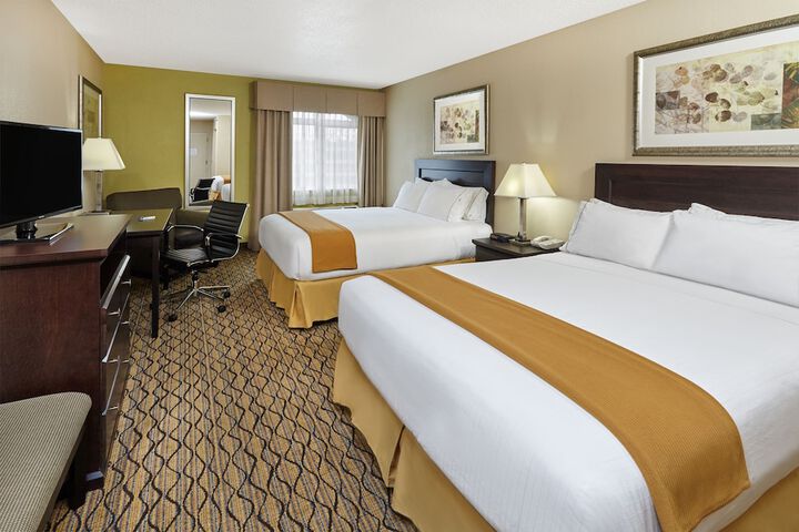 Holiday Inn Express & Suites Chicago-Libertyville by IHG