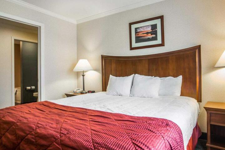 Clarion Inn & Suites at the Outlets of Lake George