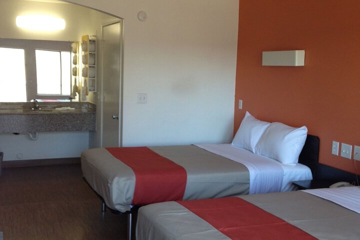 Motel 6 Grand Prairie TX - Near Six Flags Drive