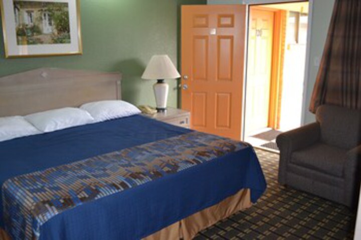 Lake Country Motel