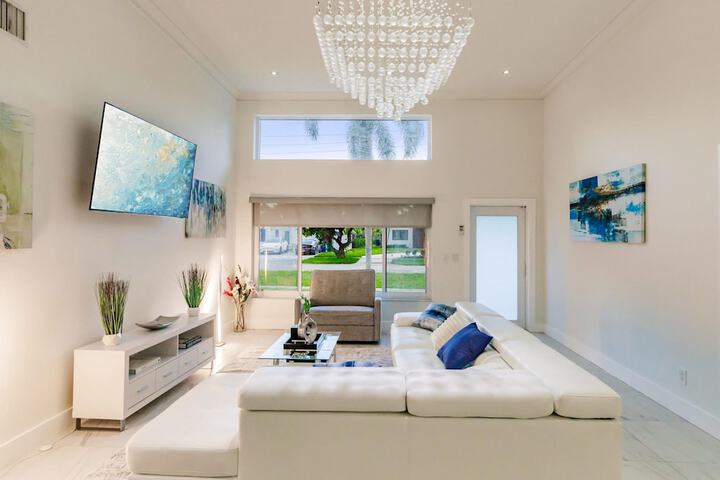 Stylish Aventura Home With Pool on Intercostal