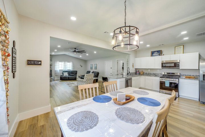 Walk to Lake Parks & Dining: Eufala Family Home!
