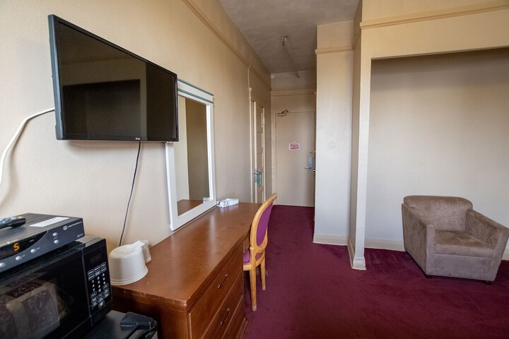 Room 6 of 18
