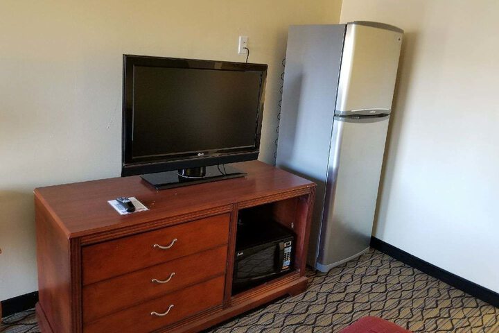 Economy Inn & Suites
