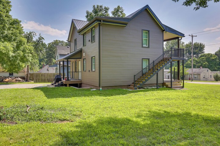 3 Mi to Downtown Youngstown: Apt w / Deck!