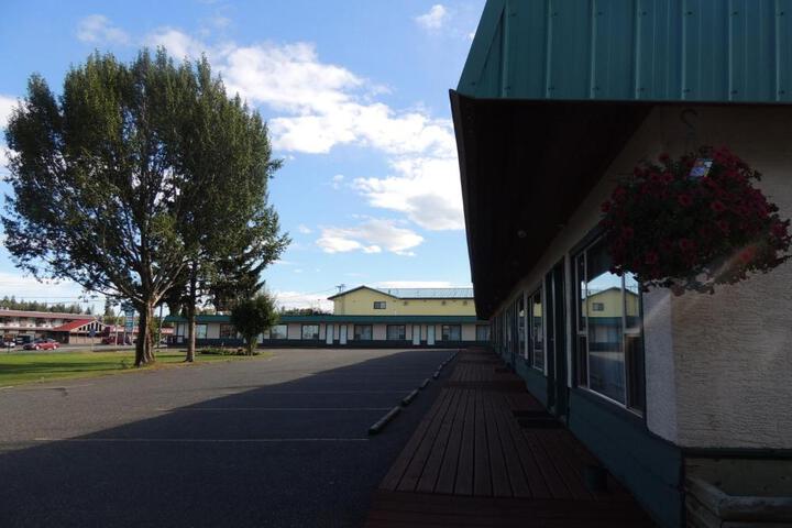 100 Mile Motel & RV Park