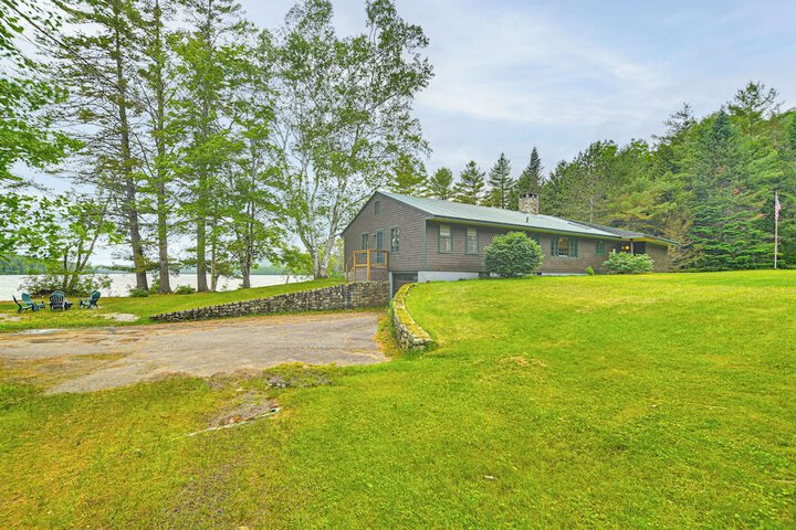 Lakefront Escape w / Deck & Kayaks in Lovell!