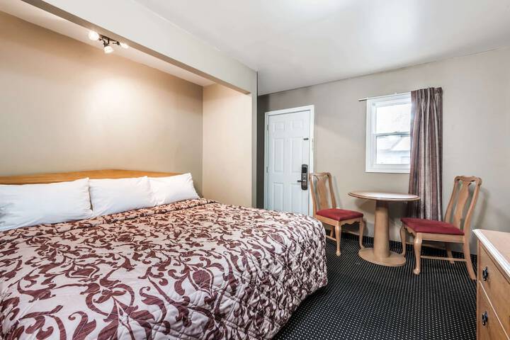 Room 6 of 13
