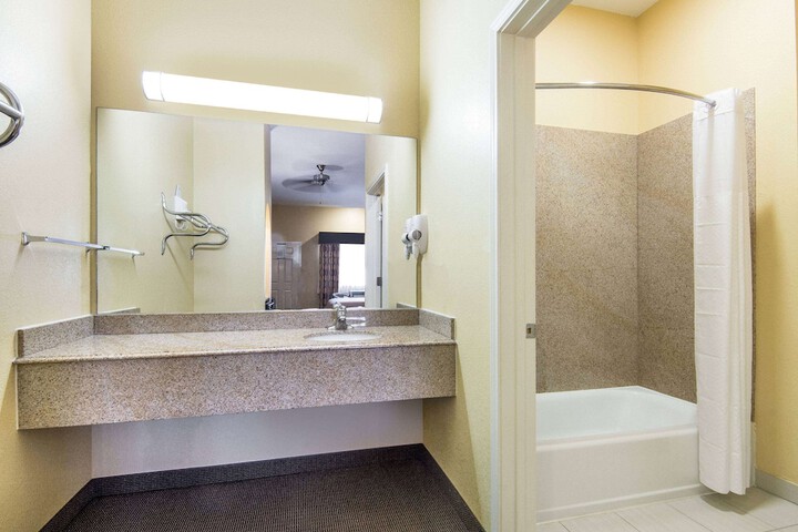 Days Inn by Wyndham Baytown East