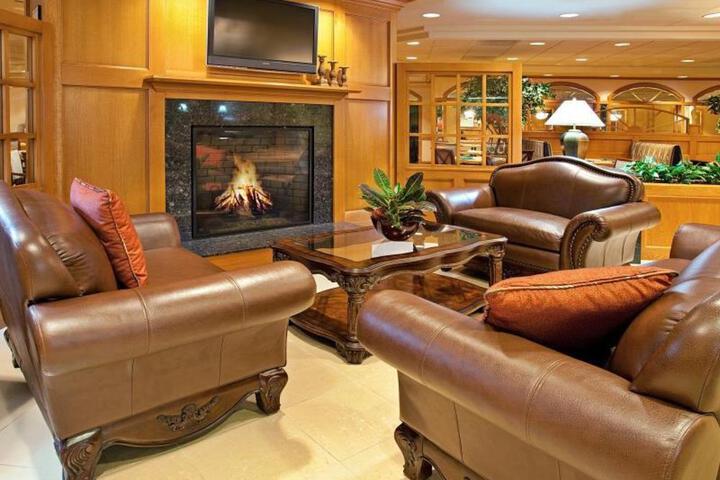 Crowne Plaza Chicago-Northbrook by IHG