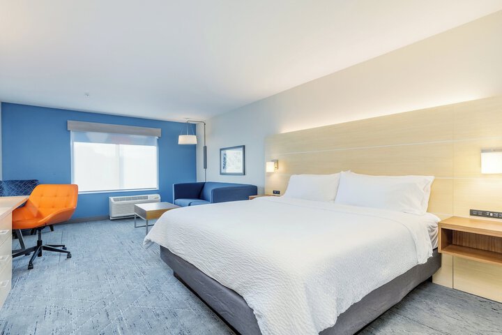 Holiday Inn Express & Suites Medford by IHG